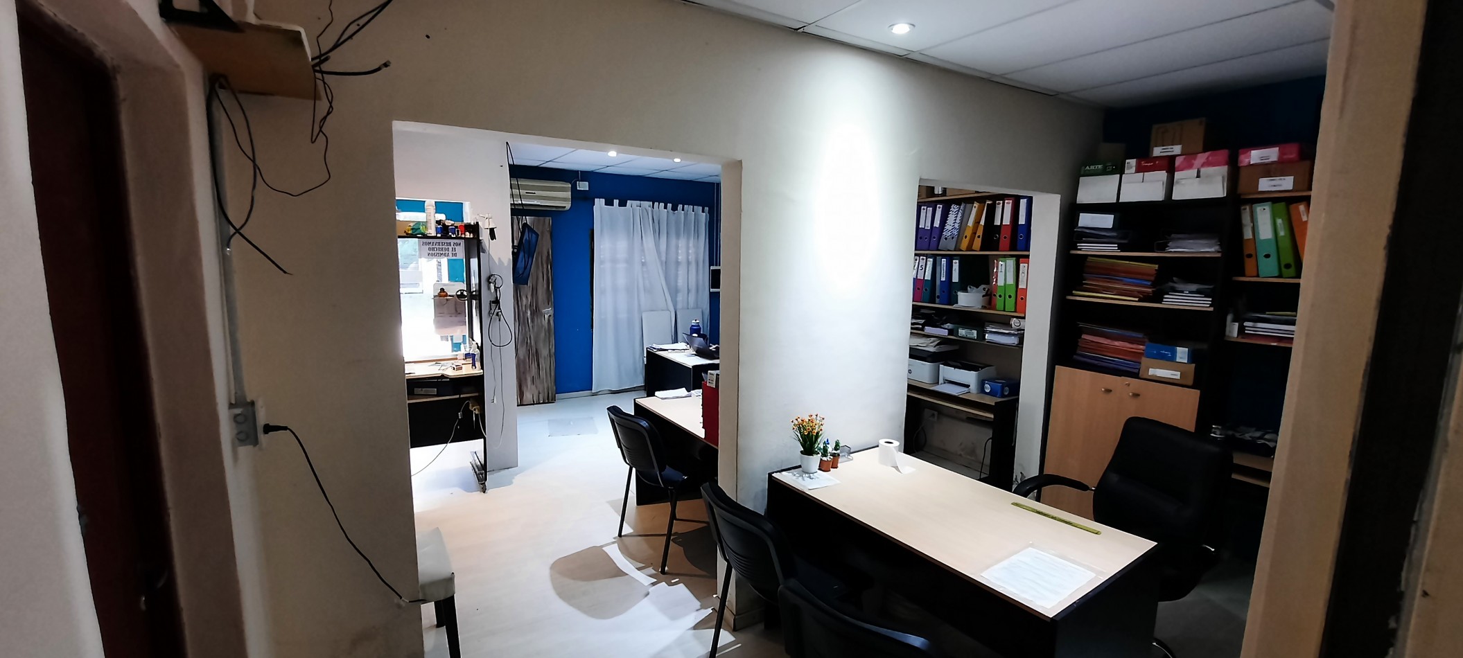 Vendo  Terreno s/ Esquina con oficina Lateral.