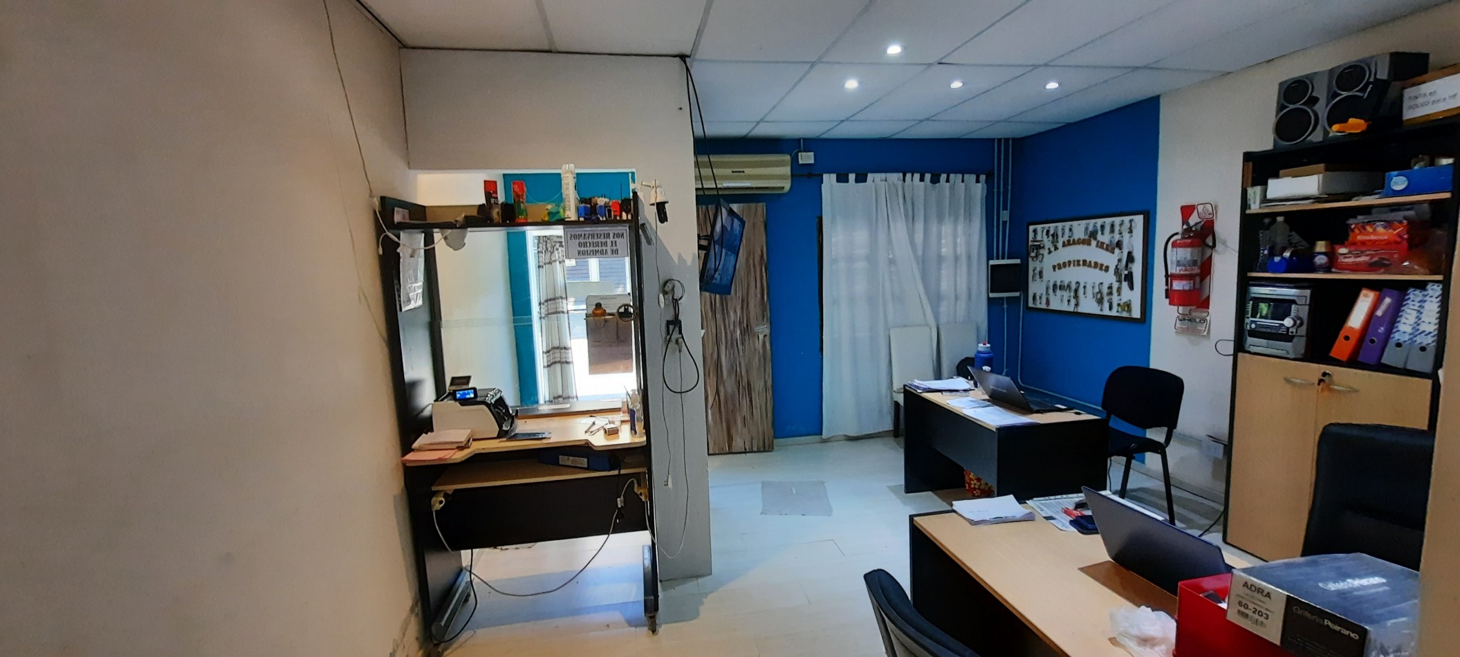 Vendo  Terreno s/ Esquina con oficina Lateral.