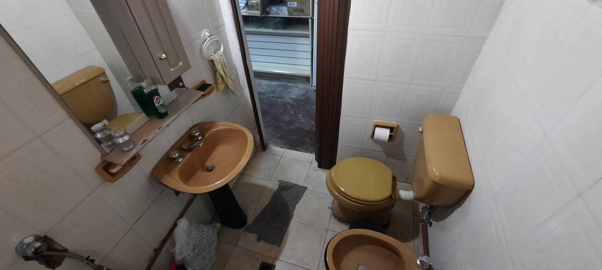 Vendo  Terreno s/ Esquina con oficina Lateral.