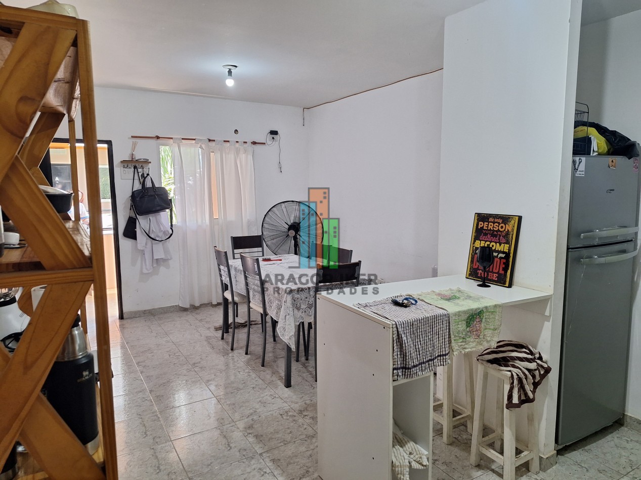 Amplio Departamento  sobre Avenida