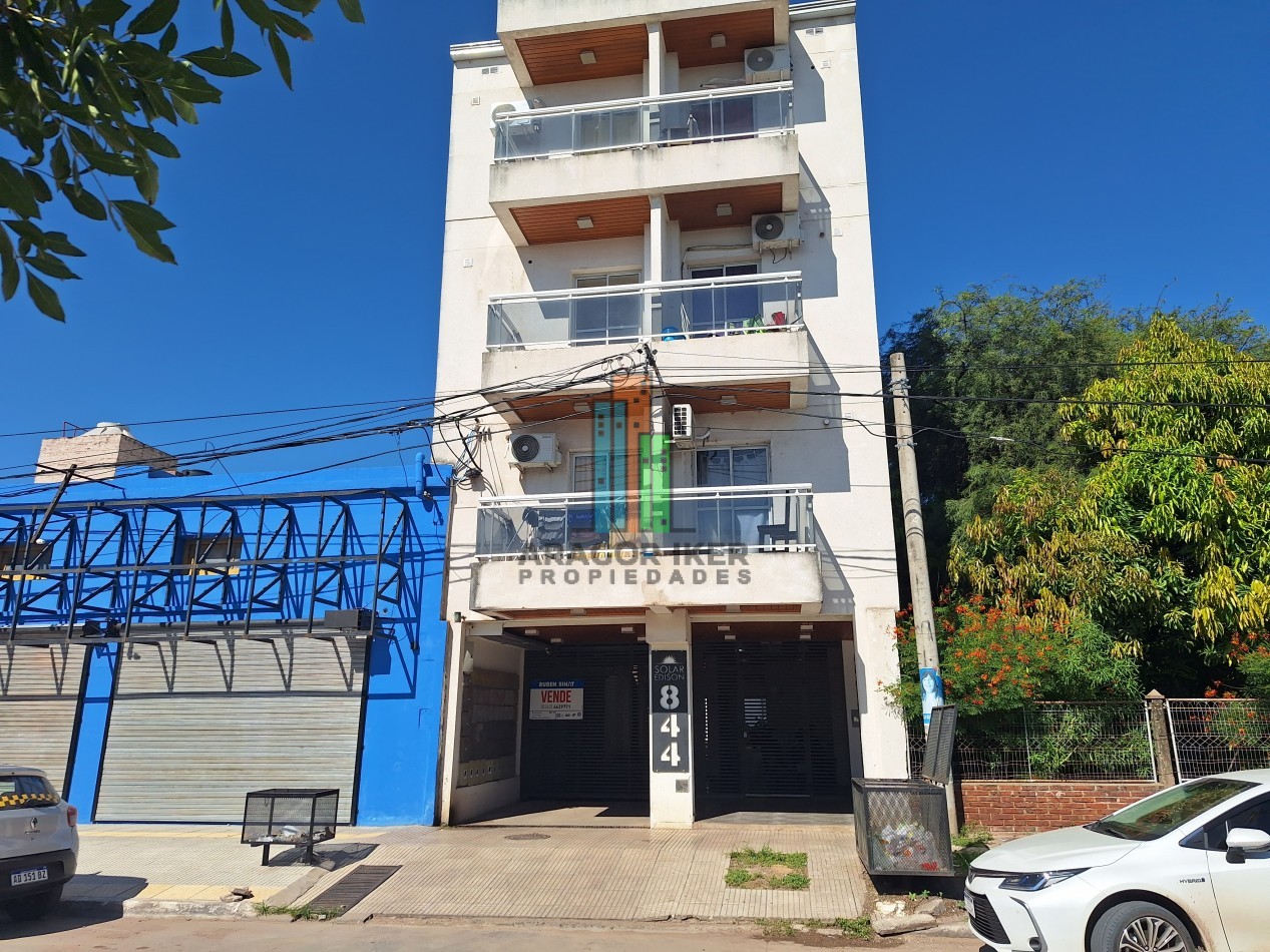 Amplio Departamento  sobre Avenida