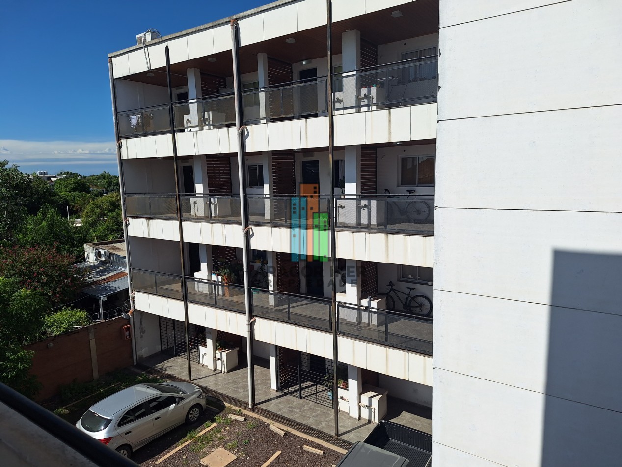 Amplio Departamento  sobre Avenida