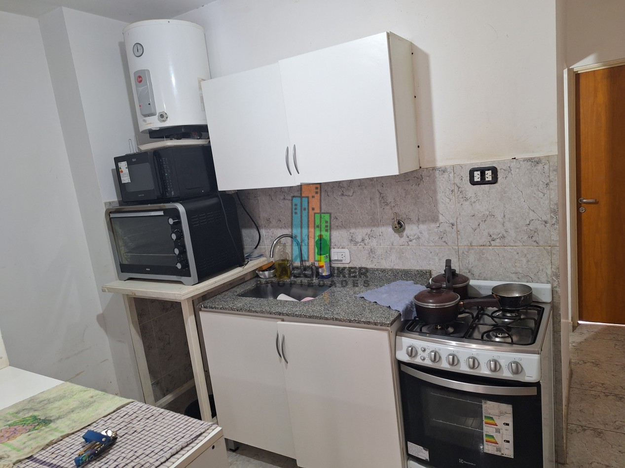 Amplio Departamento  sobre Avenida