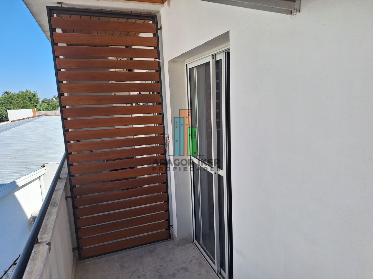 Amplio Departamento  sobre Avenida