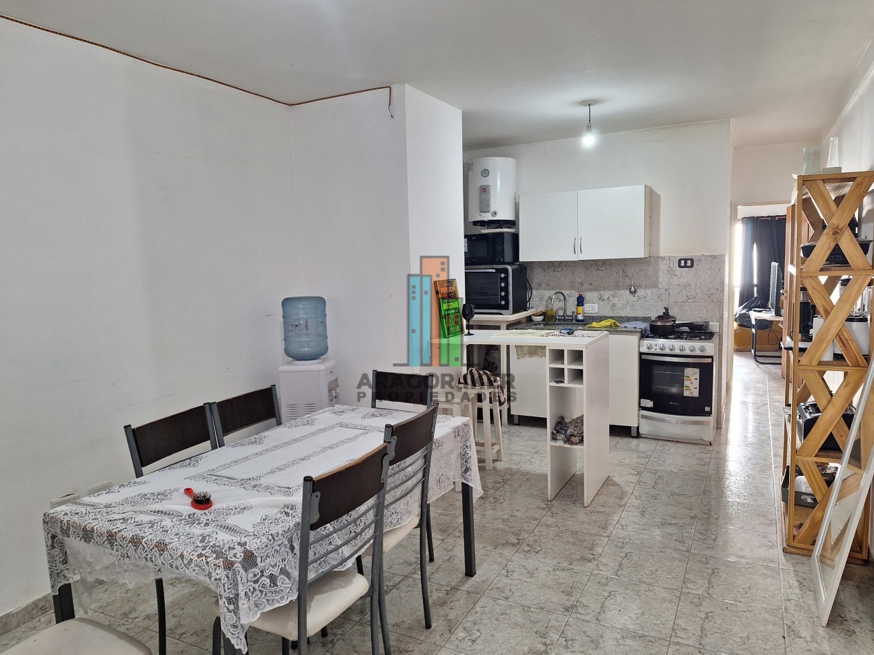 Amplio Departamento  sobre Avenida