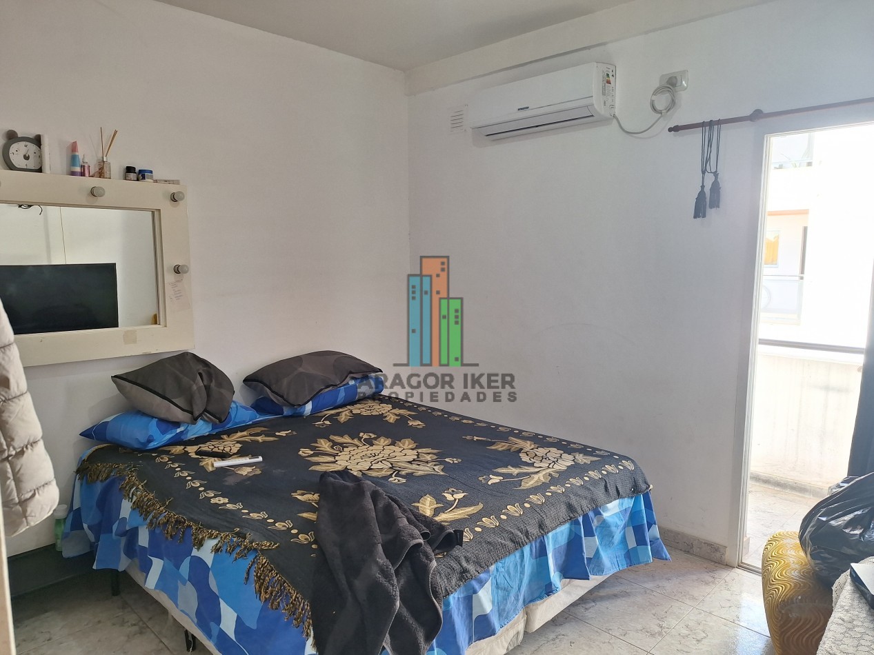 Amplio Departamento  sobre Avenida