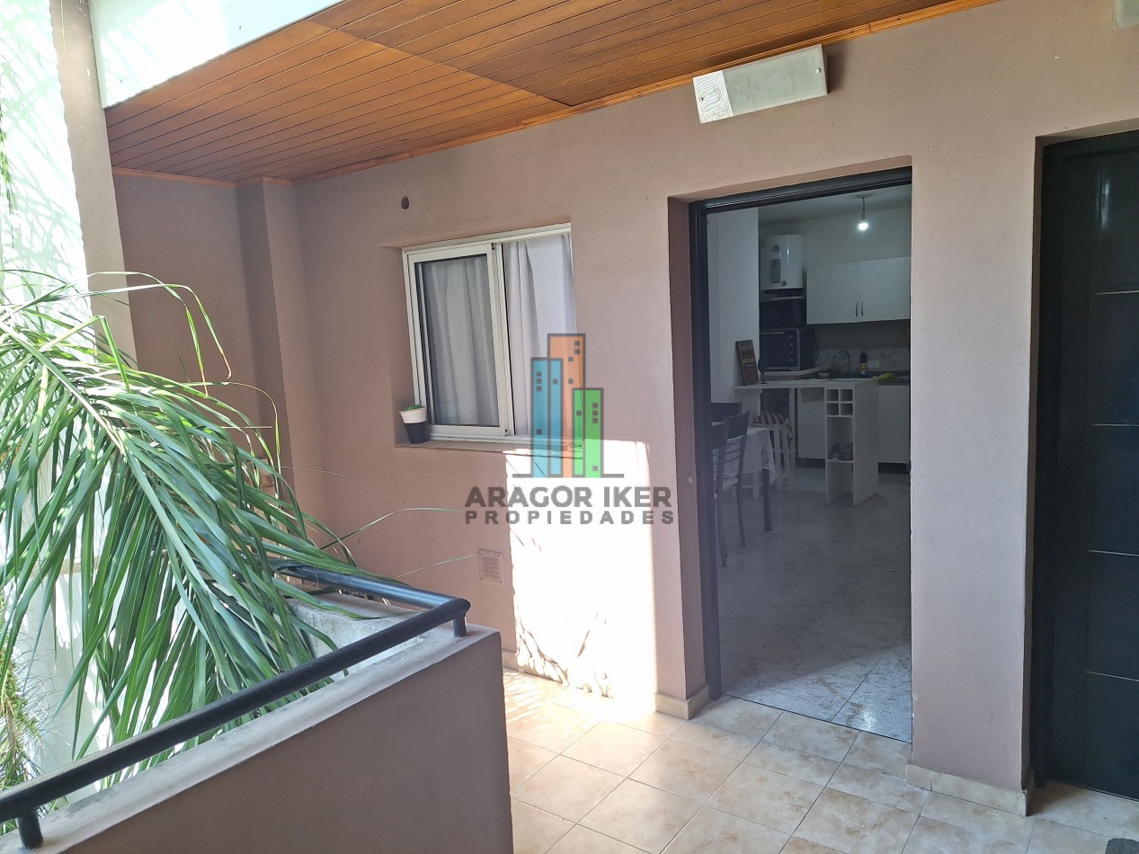 Amplio Departamento  sobre Avenida