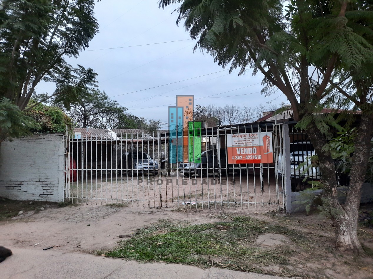 Terreno sobre esquina en B° España. con vivienda a restaurar.