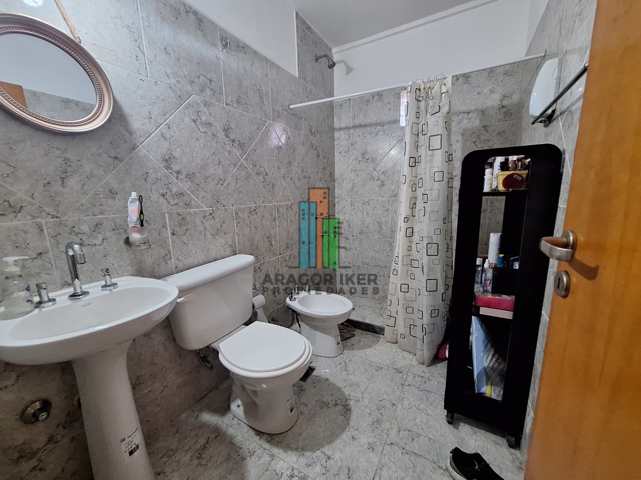 Amplio Departamento  sobre Avenida