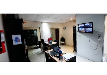 Vendo  Terreno s/ Esquina con oficina Lateral.