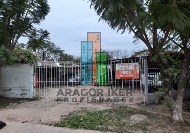 Terreno sobre esquina en B° España. con vivienda a restaurar.